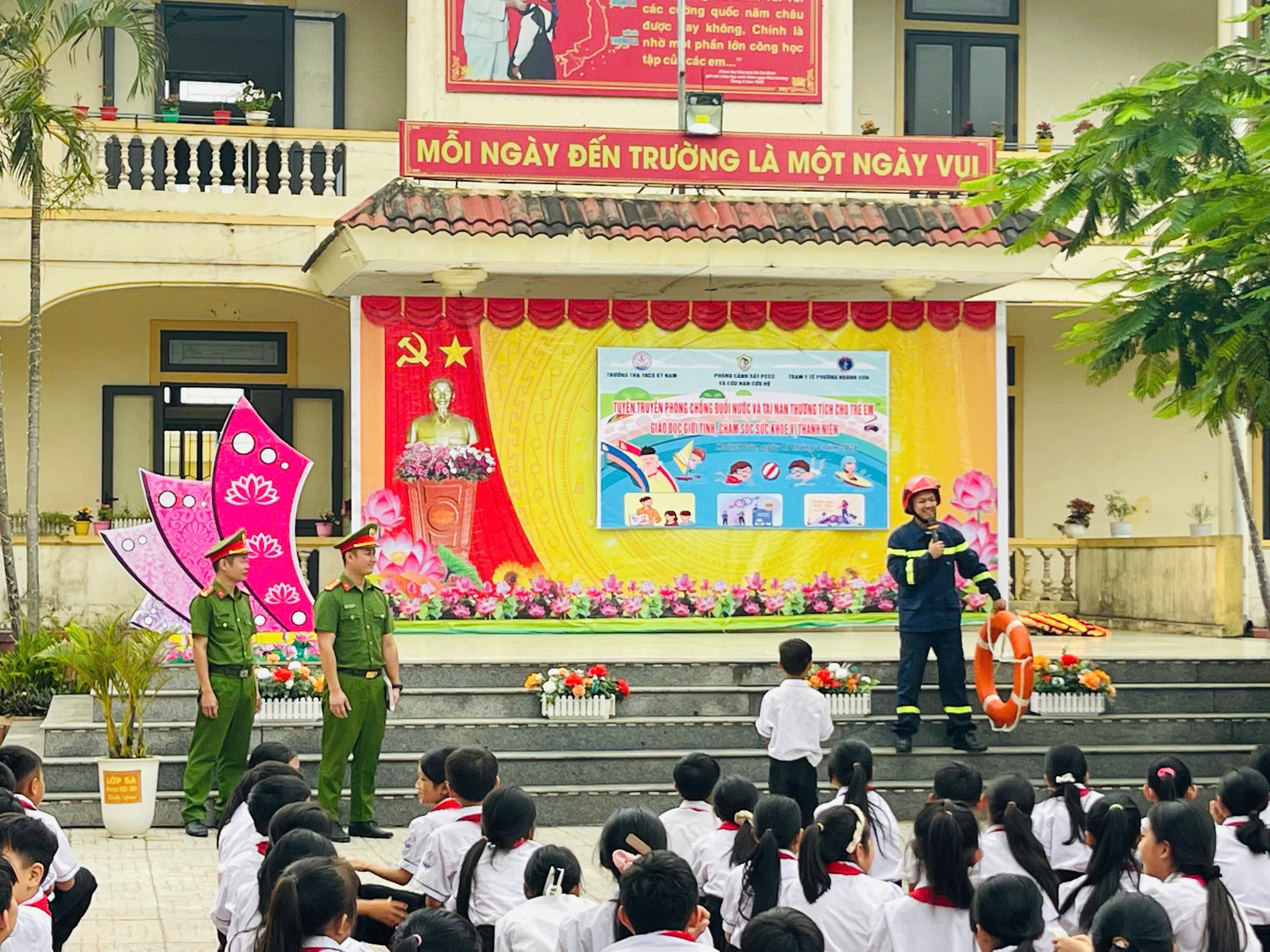 giảng vi&ecirc;n.jpg