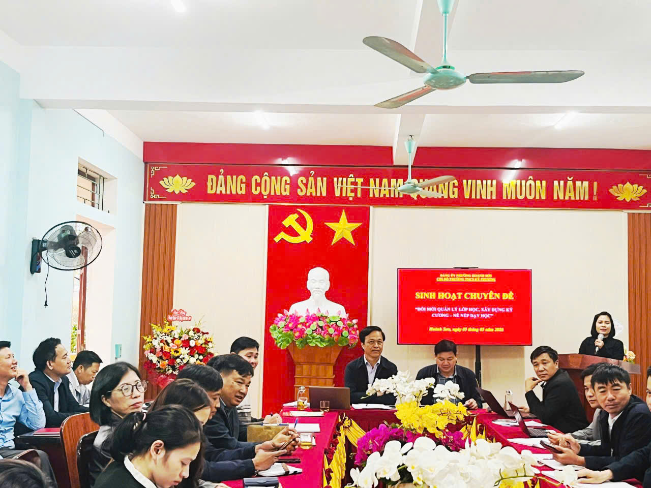 Chi bộ Trường THCS Kỳ Phương (phường Hoành Sơn) sinh hoạt chuyên đề “Đổi mới quản lý lớp học, xây dựng kỷ cương - nền nếp dạy học”.