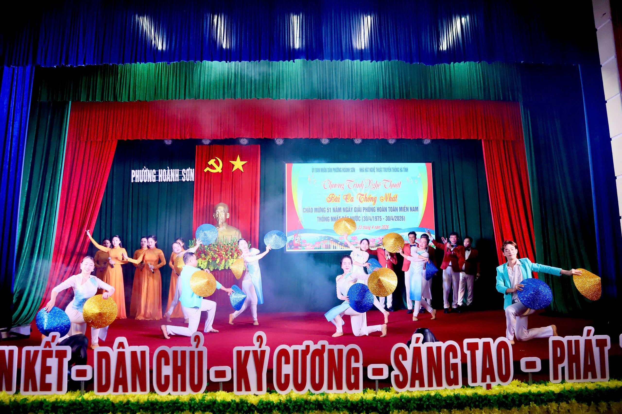 Sôi nổi chương trình nghệ thuật “Bài ca thống nhất” chào mừng kỷ niệm 51 năm Ngày giải phóng hoàn toàn miền Nam, thống nhất đất nước 30/4