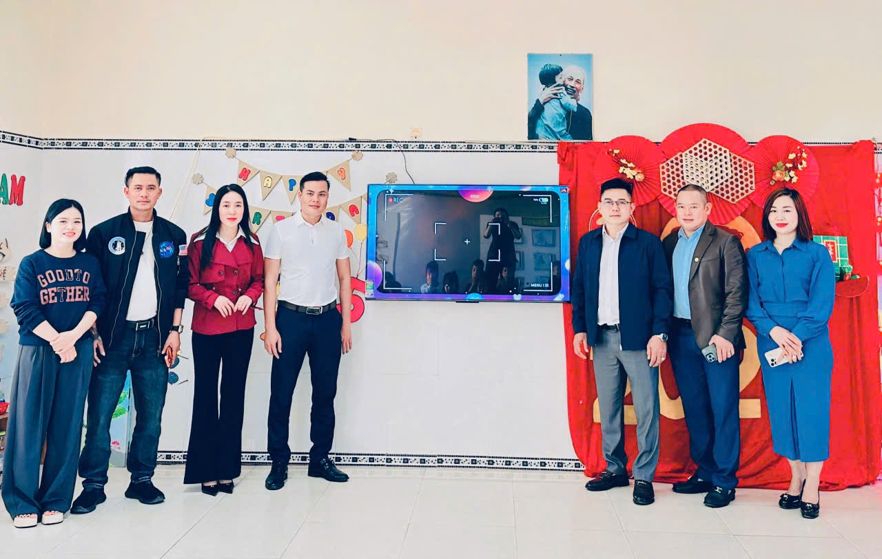 Hội Doanh nghiệp phường Hoành Sơn trao tặng trang thiết bị dạy học chào mừng Đại hội đại biểu toàn quốc lần thứ XIV của Đảng