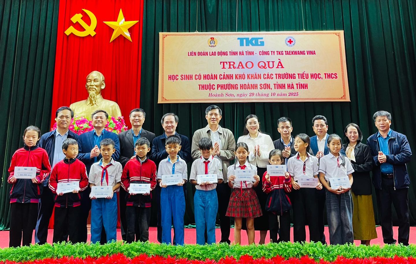 TRAO TẶNG 50 SUẤT QUÀ CHO HỌC SINH CÓ HOÀN CẢNH KHÓ KHĂN TRÊN ĐỊA BÀN VỚI TỔNG SỐ TIỀN 50 TRIỆU ĐỒNG
