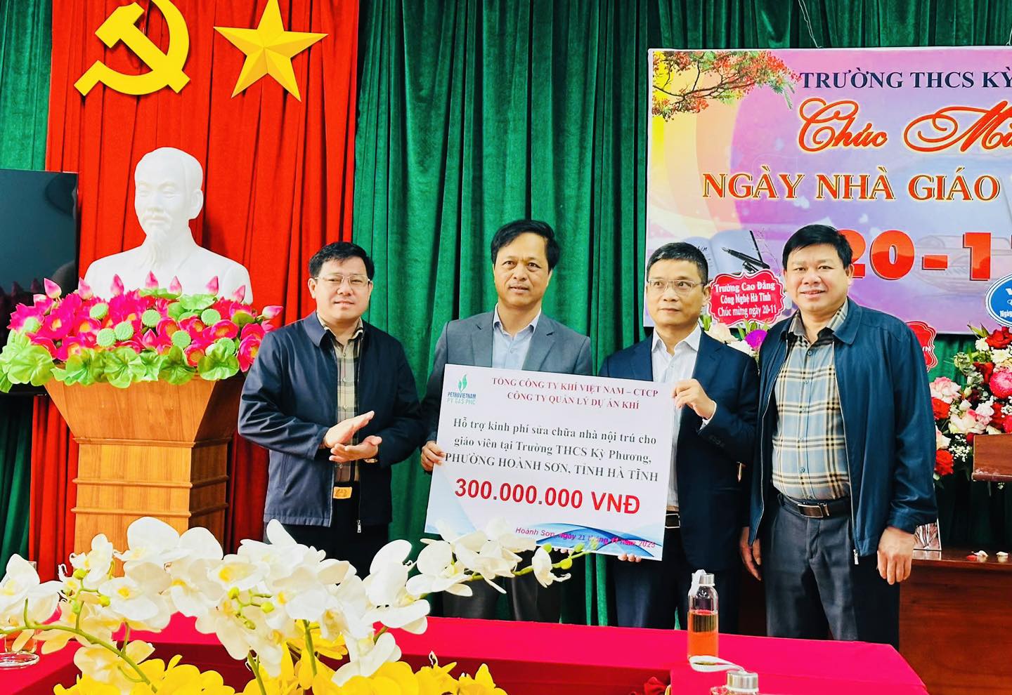 Tổng Công ty khí Việt Nam tổ chức trao số tiền 300 triệu đồng hỗ trợ Trường THCS Kỳ Phương