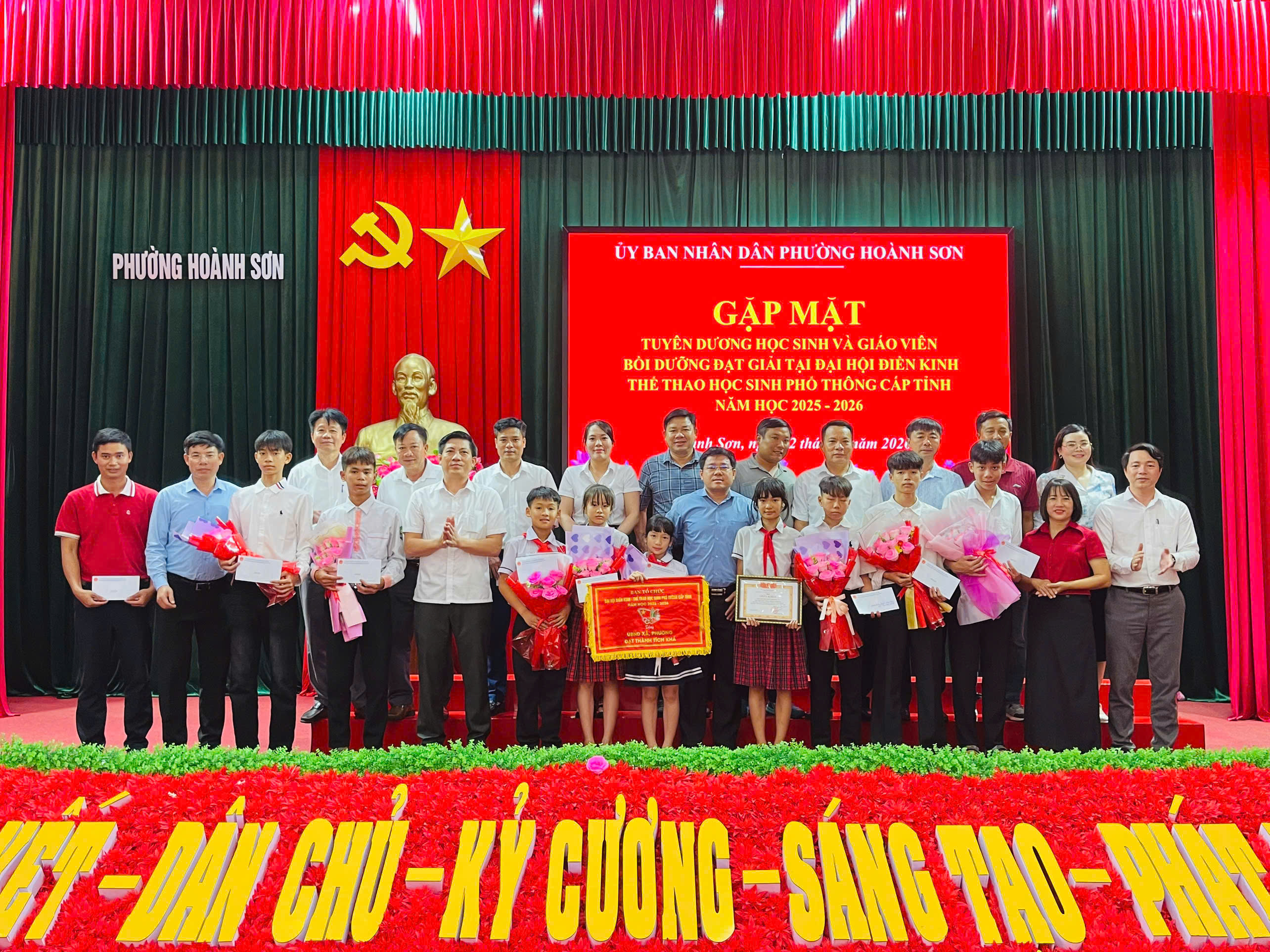 Gặp mặt, tuyên dương khen thưởng các giáo viên và vận động viên đạt thành tích xuất sắc tại Đại hội Điền kinh - Thể thao học sinh phổ thông cấp tỉnh