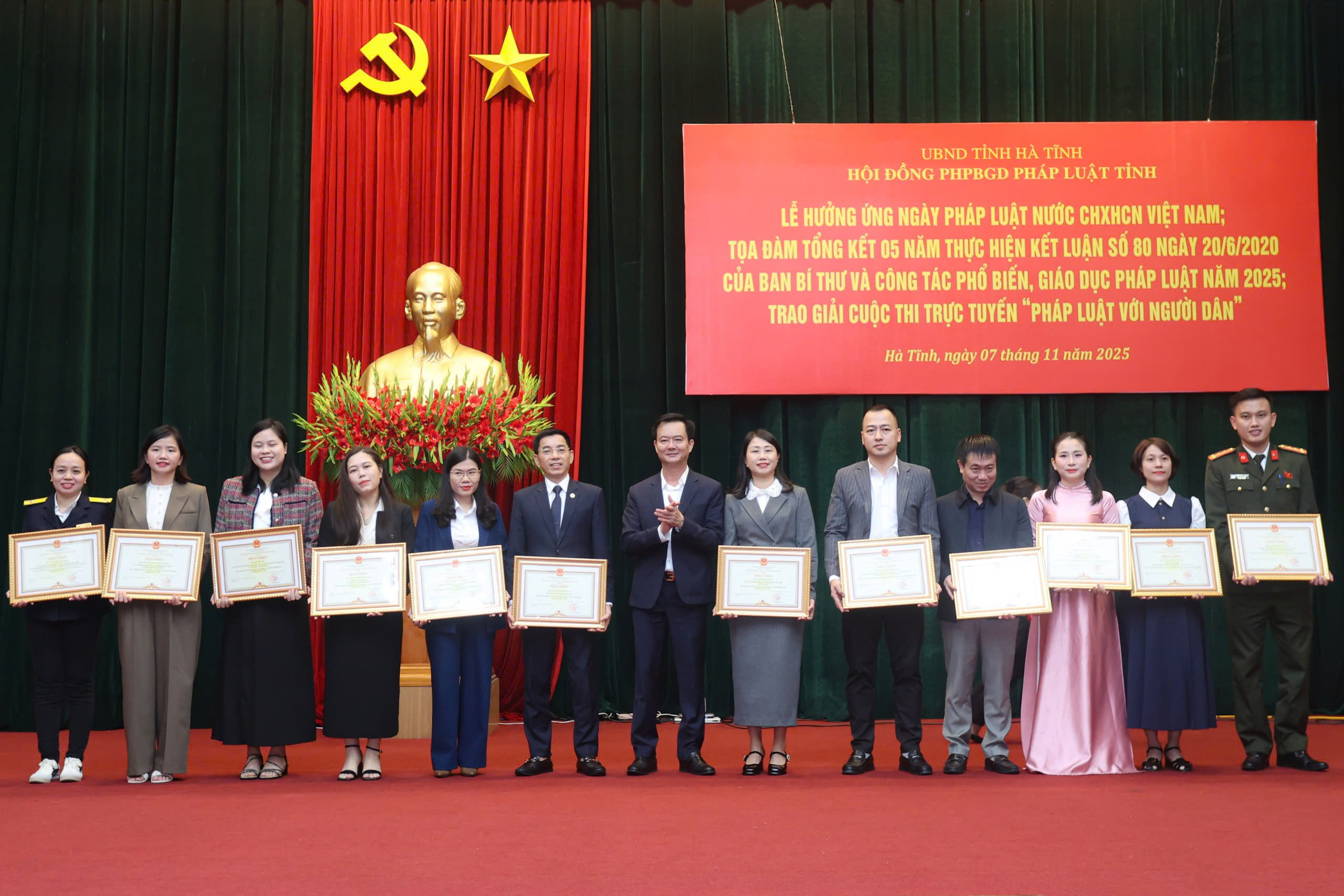 Công chức phường Hoành Sơn được Chủ tịch UBND tỉnh tặng Bằng Khen 