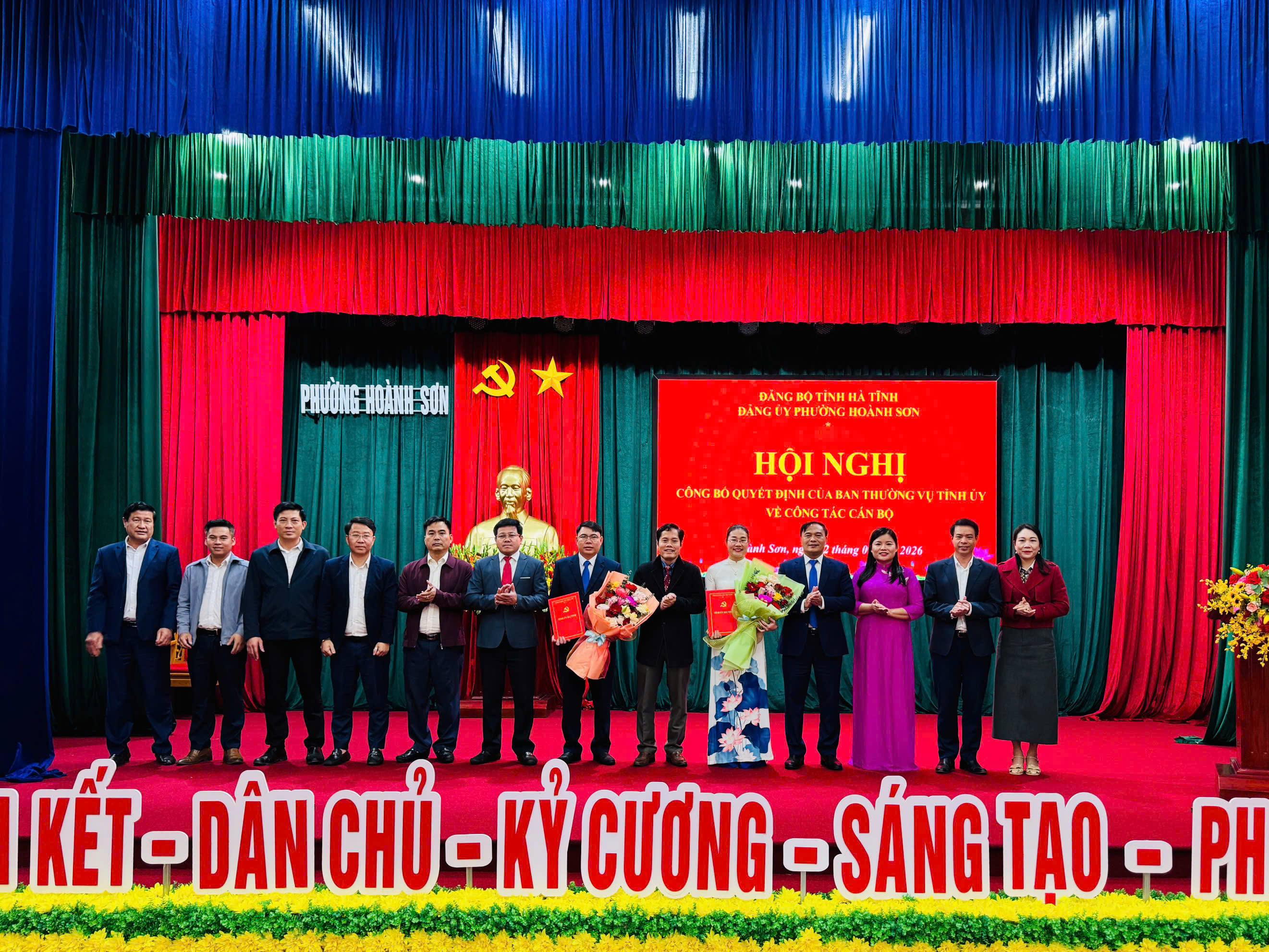  Công bố Quyết định chỉ định tham gia Ban Chấp hành Đảng bộ phường Hoành Sơn, nhiệm kỳ 2025 - 2030 và trao tặng Bằng khen của Ban Chấp hành Đảng bộ Tỉnh cho đảng viên hoàn thành xuất sắc nhiệm vụ 5 năm liên tục (2021 - 2025)