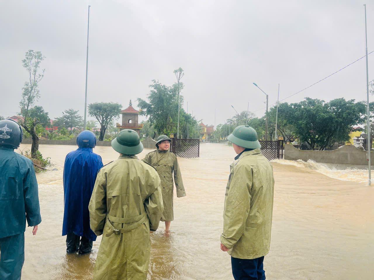 CHỦ TỊCH UBND PHƯỜNG KIỂM TRA, CHỈ ĐẠO XỬ LÝ KHẨN CẤP CÁC ĐIỂM XUNG YẾU NGẬP LỤT VÀ SẠT LỞ ĐẤT DO MƯA LỚN KÉO DÀI