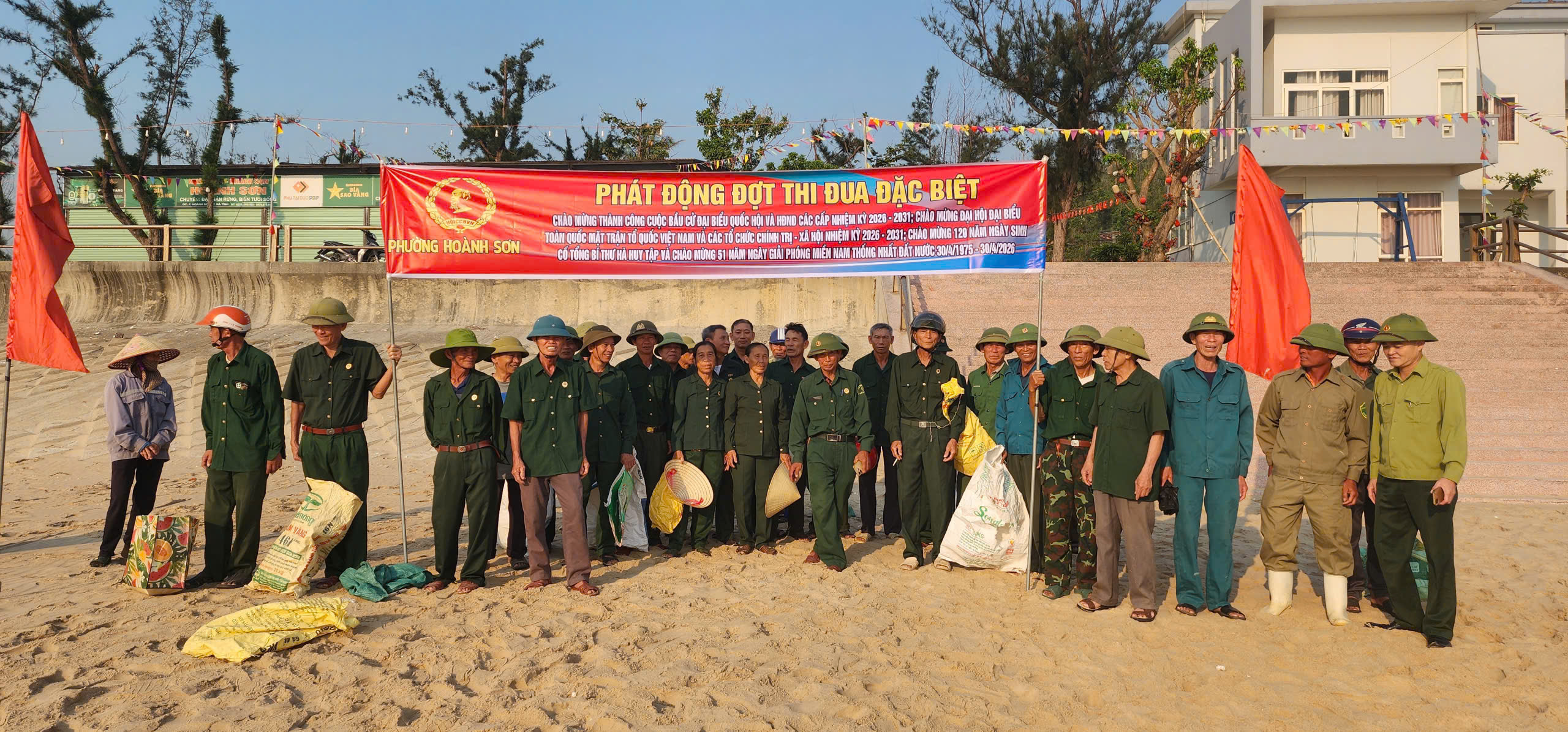 Hội Cựu chiến binh phường Hoành Sơn: Sôi nổi ra quân vệ sinh môi trường biển
