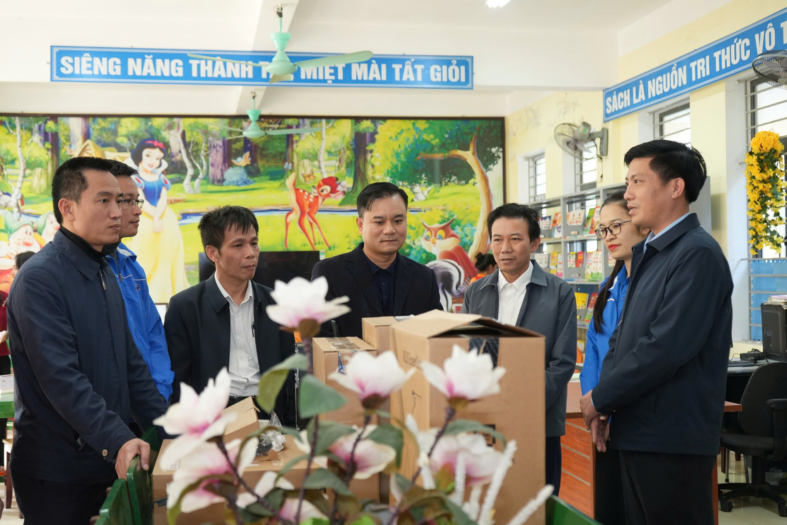 Khánh thành công trình “Đường điện thắp sáng đường quê” và tuyên truyền sử dụng điện an toàn, tiết kiệm tại phường Hoành Sơn