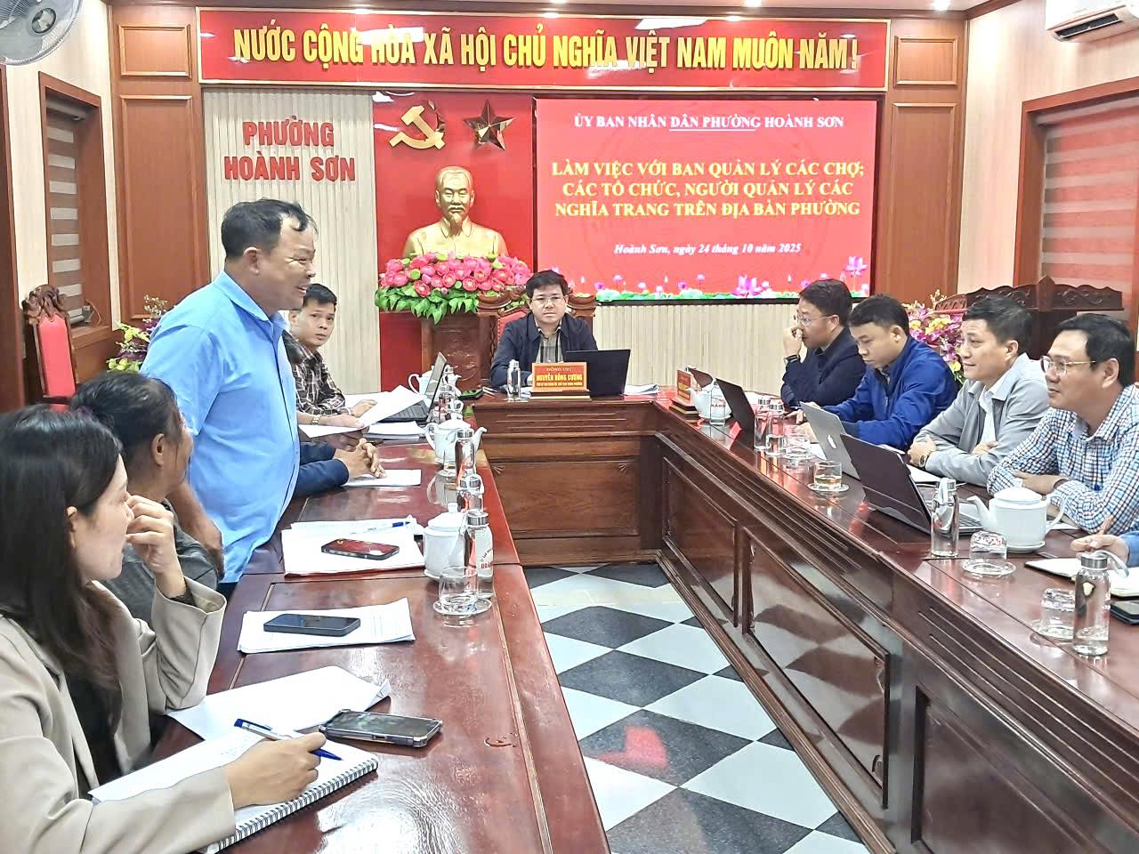 Đồng chí Chủ tịch UBND phường Nguyễn Hồng Cương, kiểm tra thực tế và họp tháo gỡ những khó khăn, vướng mắc trong công tác quản lý chợ, nghĩa trang trên địa bàn