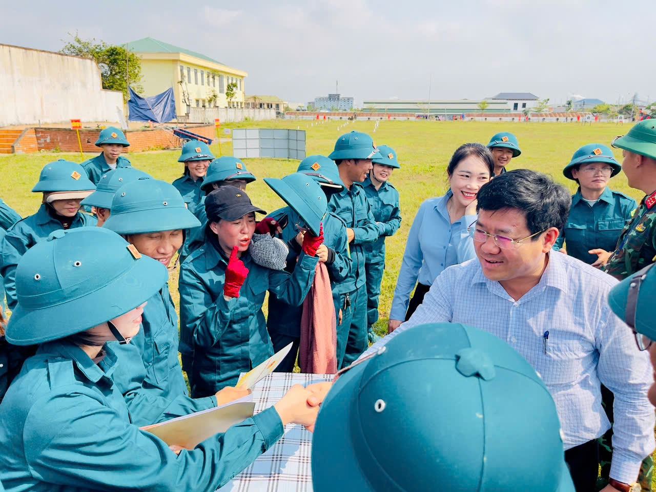 Lãnh đạo phường kiểm tra, động viên lực lượng dân quân huấn luyện năm thứ nhất năm 2026