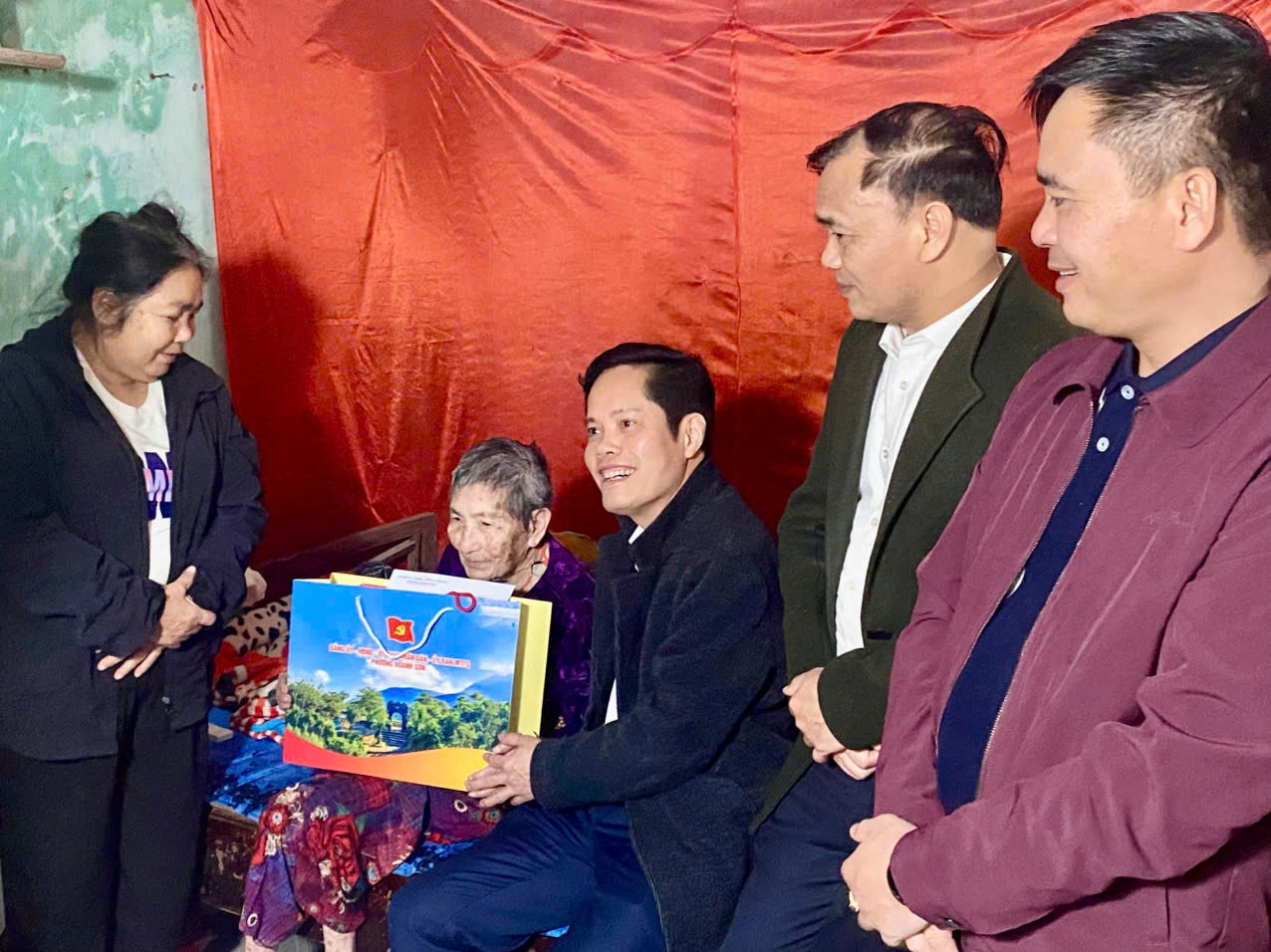 Phường Hoành Sơn trao quà Tết cho các hộ gia đình khó khăn nhân dịp Tết Nguyên đán Bính Ngọ 2026