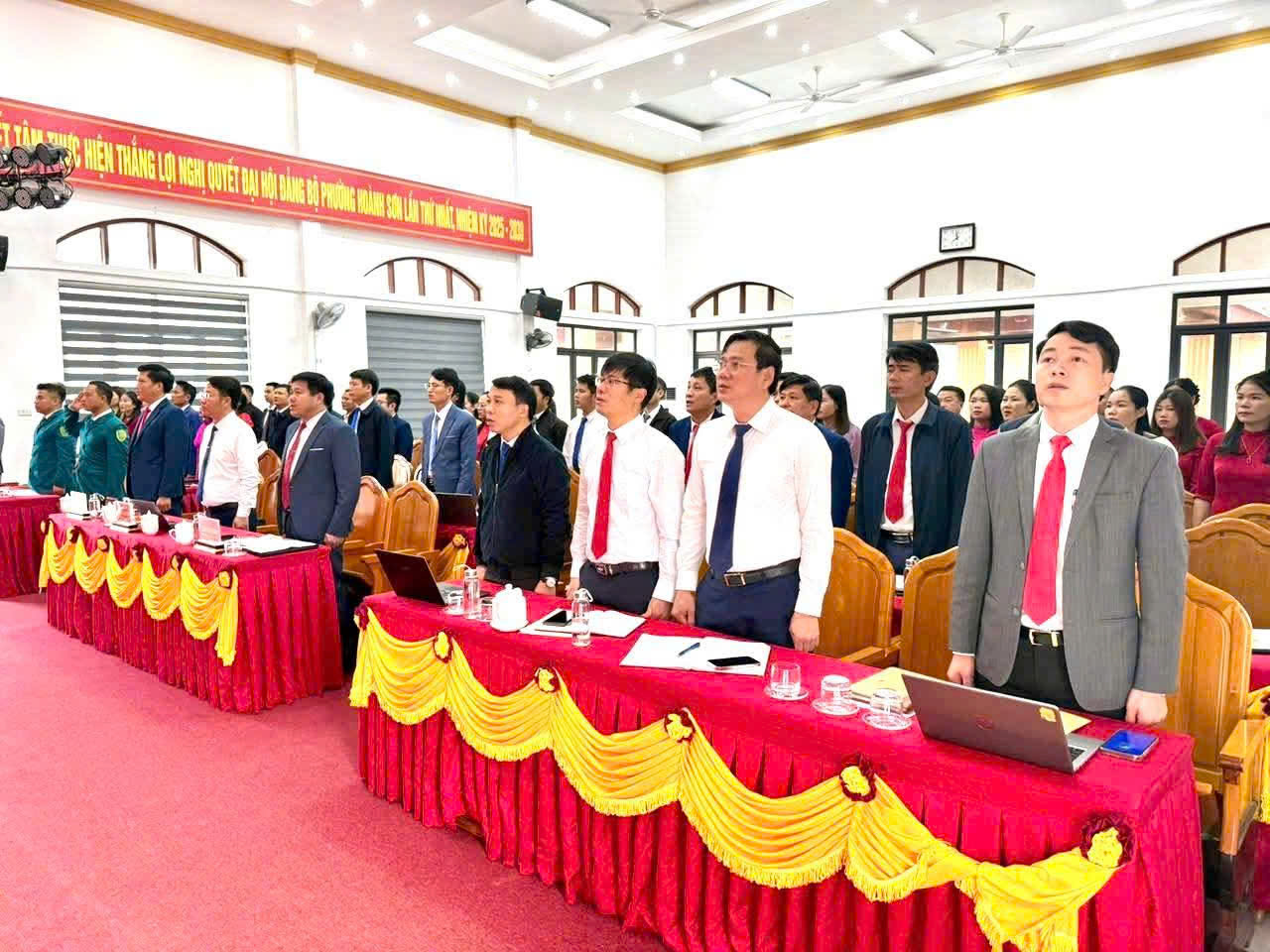 Đảng ủy Ủy ban nhân dân phường Hoành Sơn tổ chức Lễ chào cờ tháng 01/2026 và Công bố các quyết định quan trọng về công tác tổ chức, cán bộ