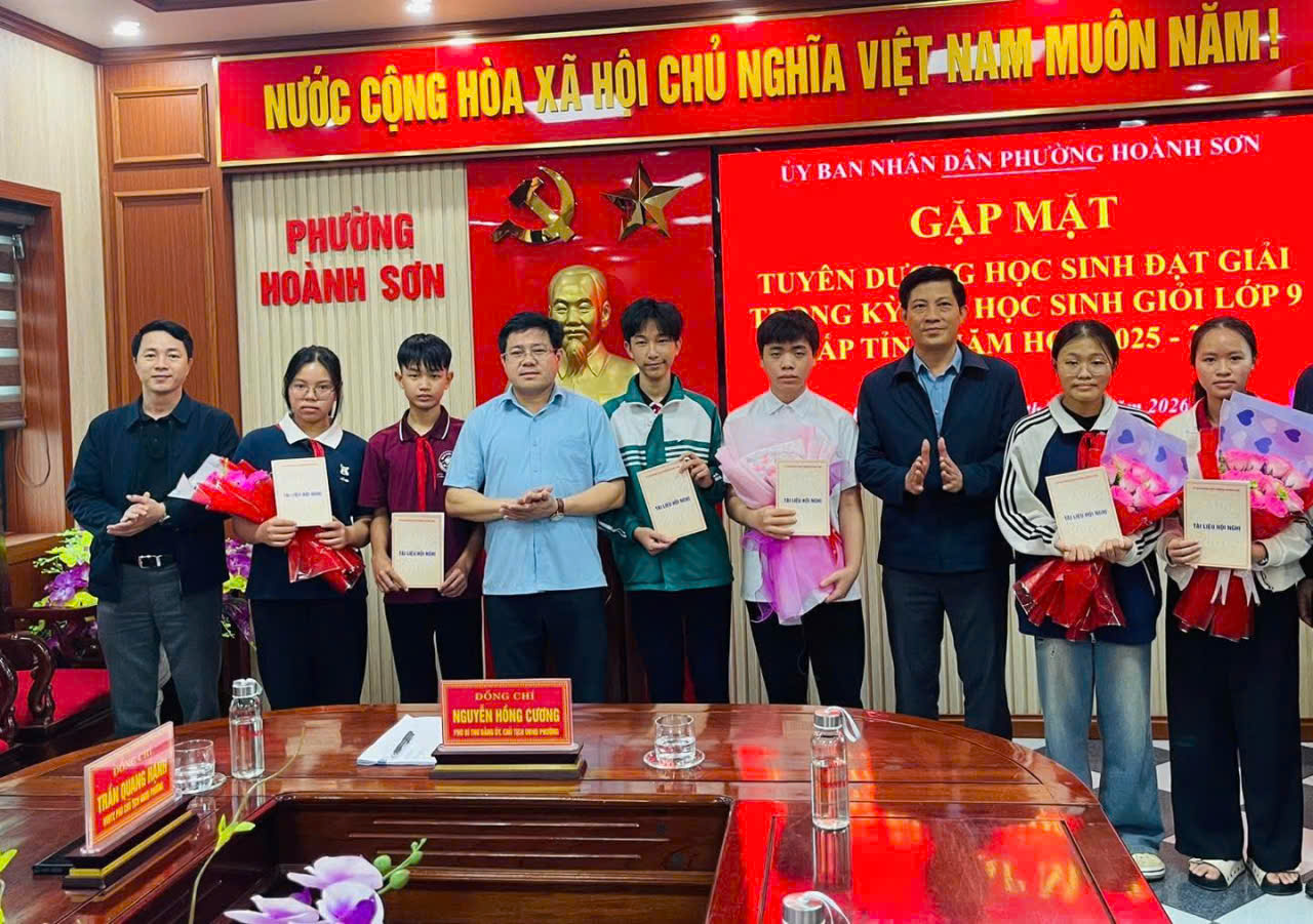 Lãnh đạo UBND phường Hoành Sơn gặp mặt tuyên dương các thầy cô và học sinh đạt giải cao tại Kỳ thi học sinh giỏi lớp 9 cấp tỉnh