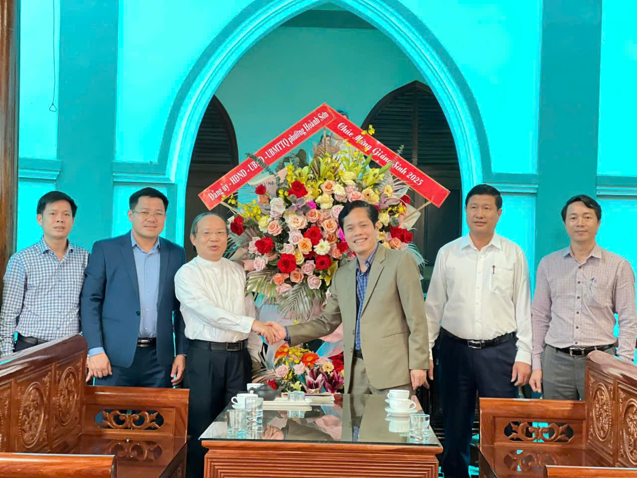 Lãnh đạo phường Hoành Sơn chúc mừng Lễ Giáng sinh (NOEL) năm 2025 