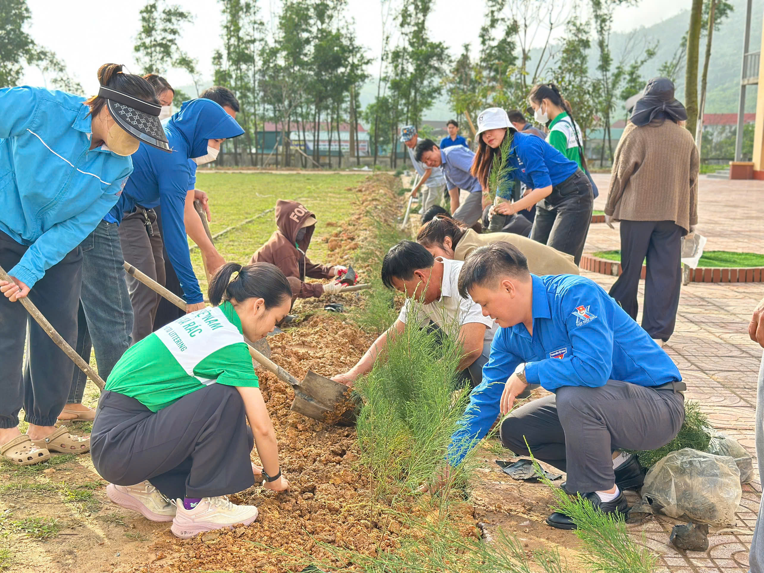 Đoàn phường Hoành Sơn ra quân "Tháng Thanh niên" năm 2026 – Trao tặng tủ sách và cây xanh
