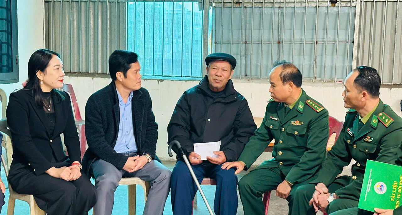 Tặng quà cho các gia đình có hoàn cảnh khó khăn, gia đình chính sách do bị thiệt hại cơn bão số 10 và dịp tết Nguyên đán Bính Ngọ năm 2026