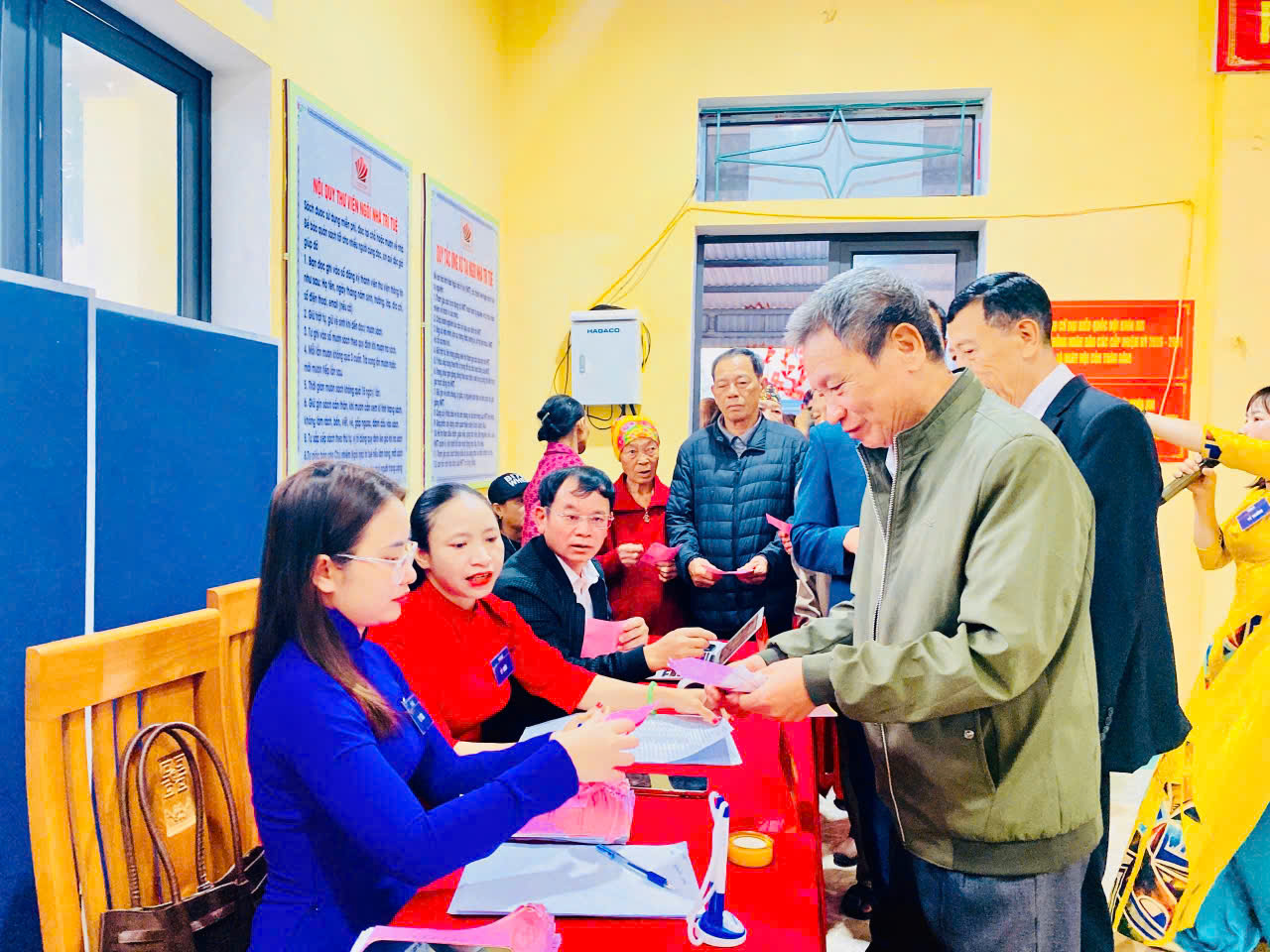 TDP Tân Tiến rộn ràng ngày hội bầu cử, hoàn thành 100% cử tri bỏ phiếu sớm nhất phường Hoành Sơn