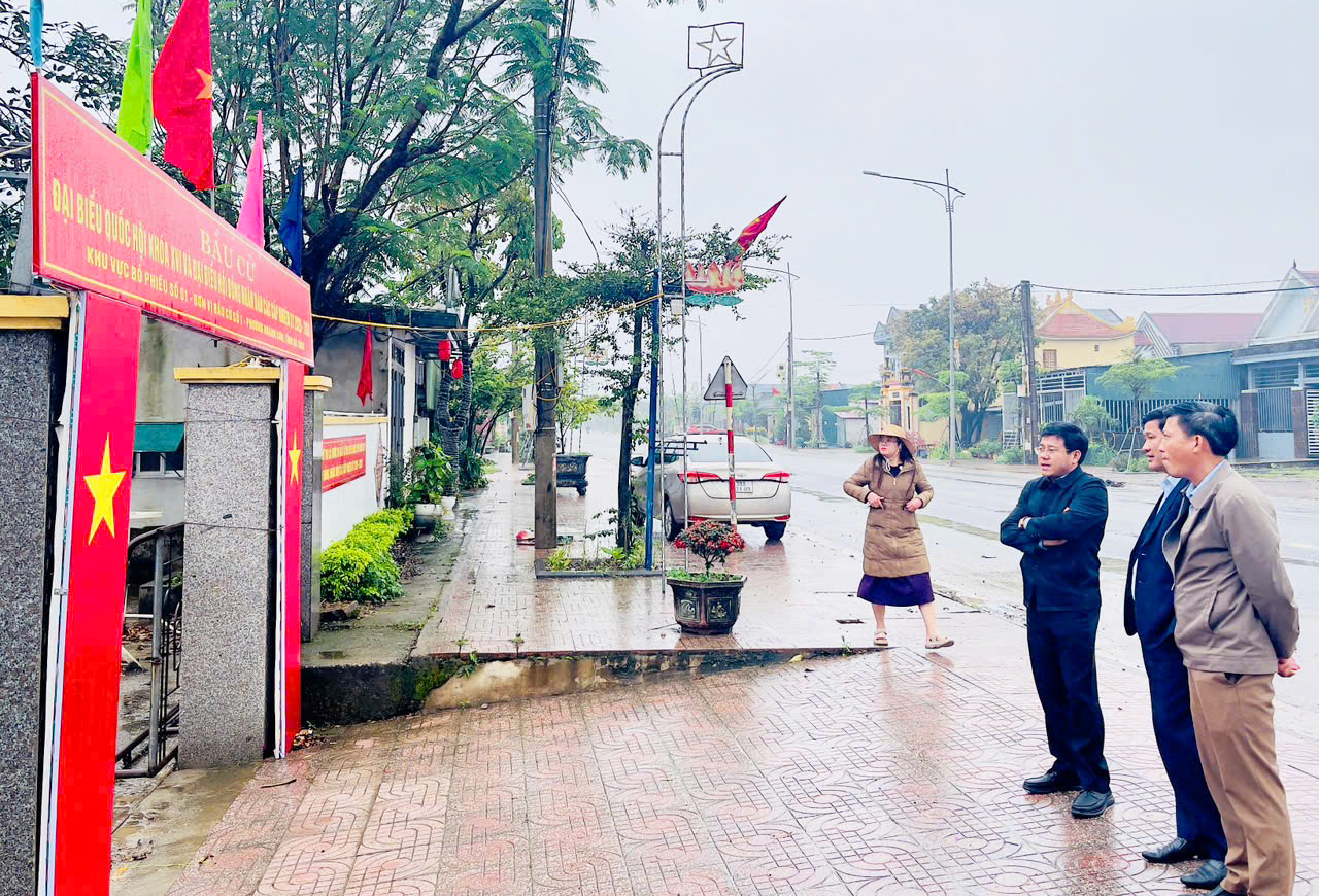 Chủ tịch UBND phường Nguyễn Hồng Cương kiểm tra, chỉ đạo công tác chuẩn bị tại các khu vực bầu cử