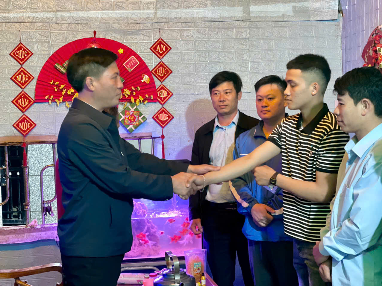 Đồng chí Trần Quang Hạnh, Phó Chủ tịch UBND phường thăm hỏi, động viên và tặng quà gia đình các thanh niên chuẩn bị nhập ngũ năm 2026