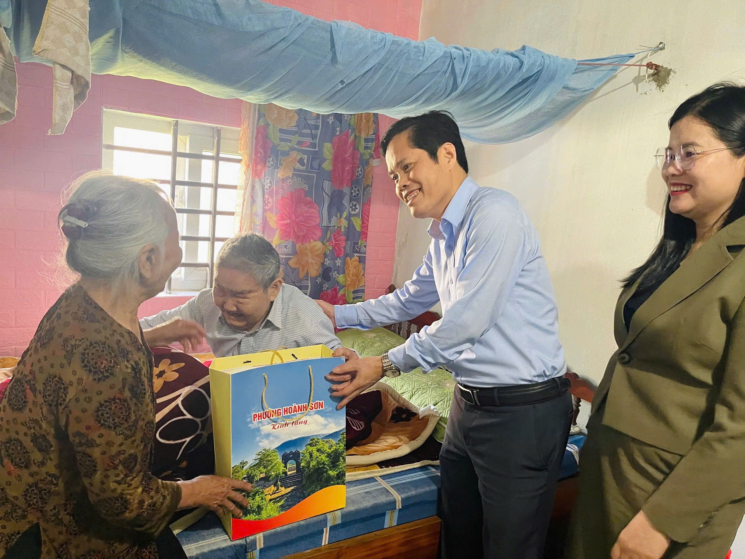 Đồng chí Bí thư Đảng ủy, Chủ tịch HĐND phường Hoành Sơn tặng quà các đối tượng chính sách nhân dịp Tết cổ truyền của dân tộc