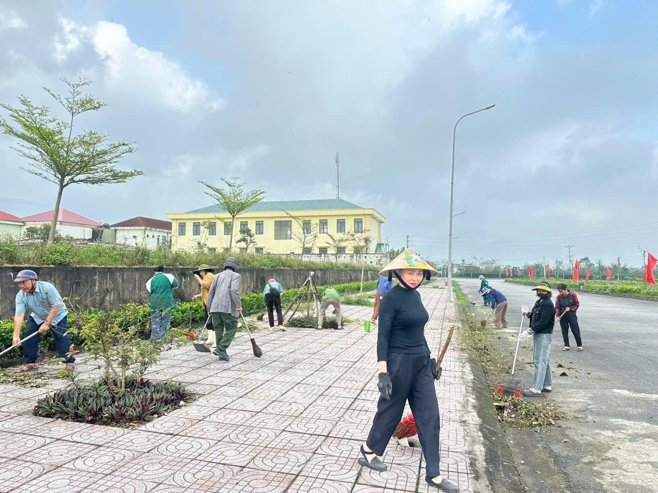 Chi hội Nông dân tổ dân phố Lê Lợi ra quân vệ sinh môi trường, chỉnh trang đô thị hướng tới Ngày Bầu cử