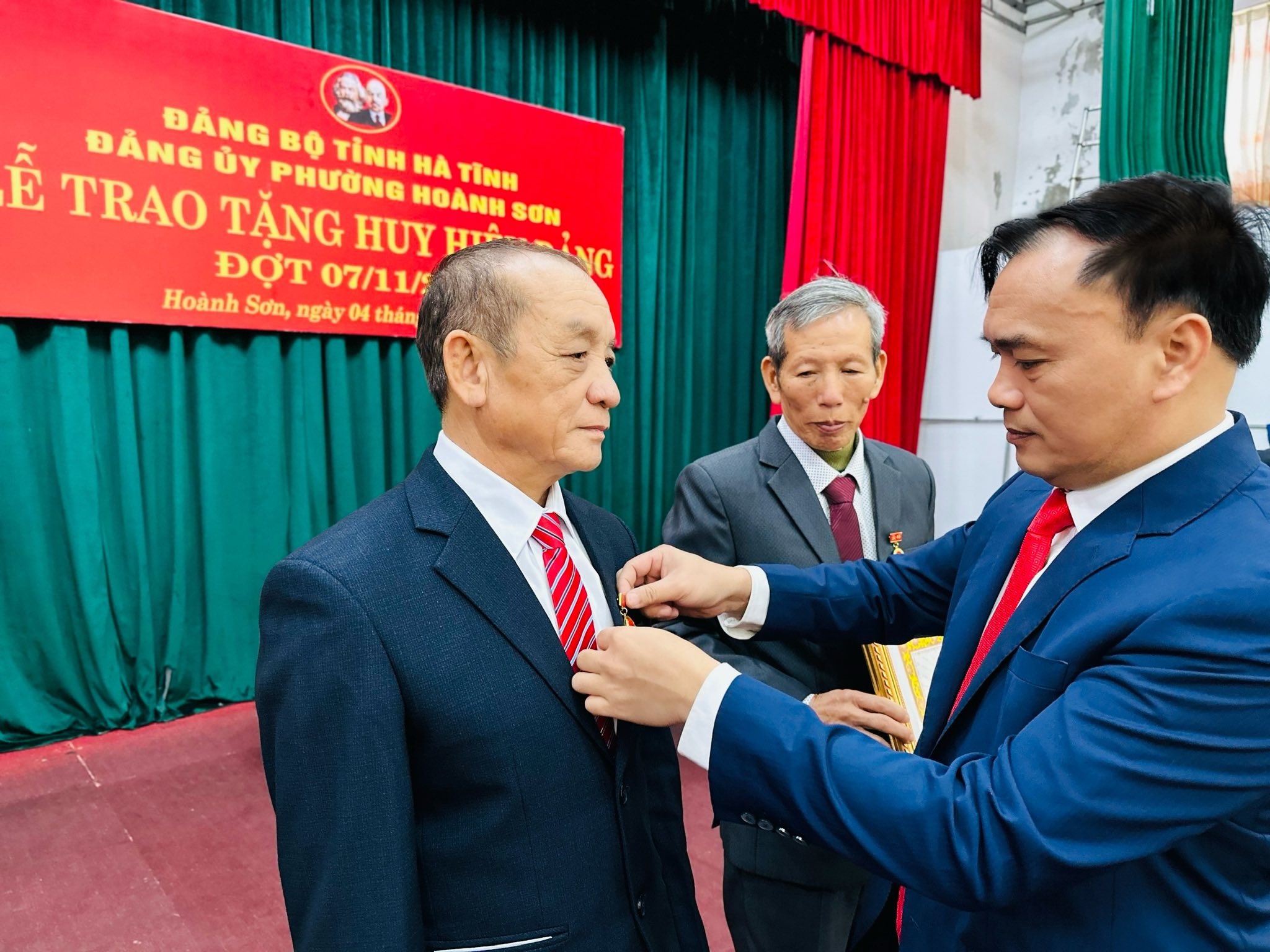 LỄ CHÀO CỜ THÁNG 11 – KHỞI ĐỘNG THÁNG CAO ĐIỂM “VÌ NGƯỜI NGHÈO” VÀ TRAO HUY HIỆU ĐẢNG ĐỢT 07/11