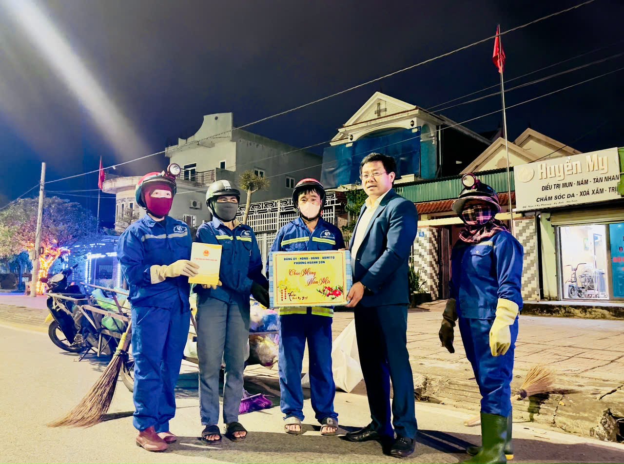 Chủ tịch UBND phường thăm hỏi, tặng quà động viên các lực lượng làm nhiệm vụ dịp Tết Nguyên đán 2026