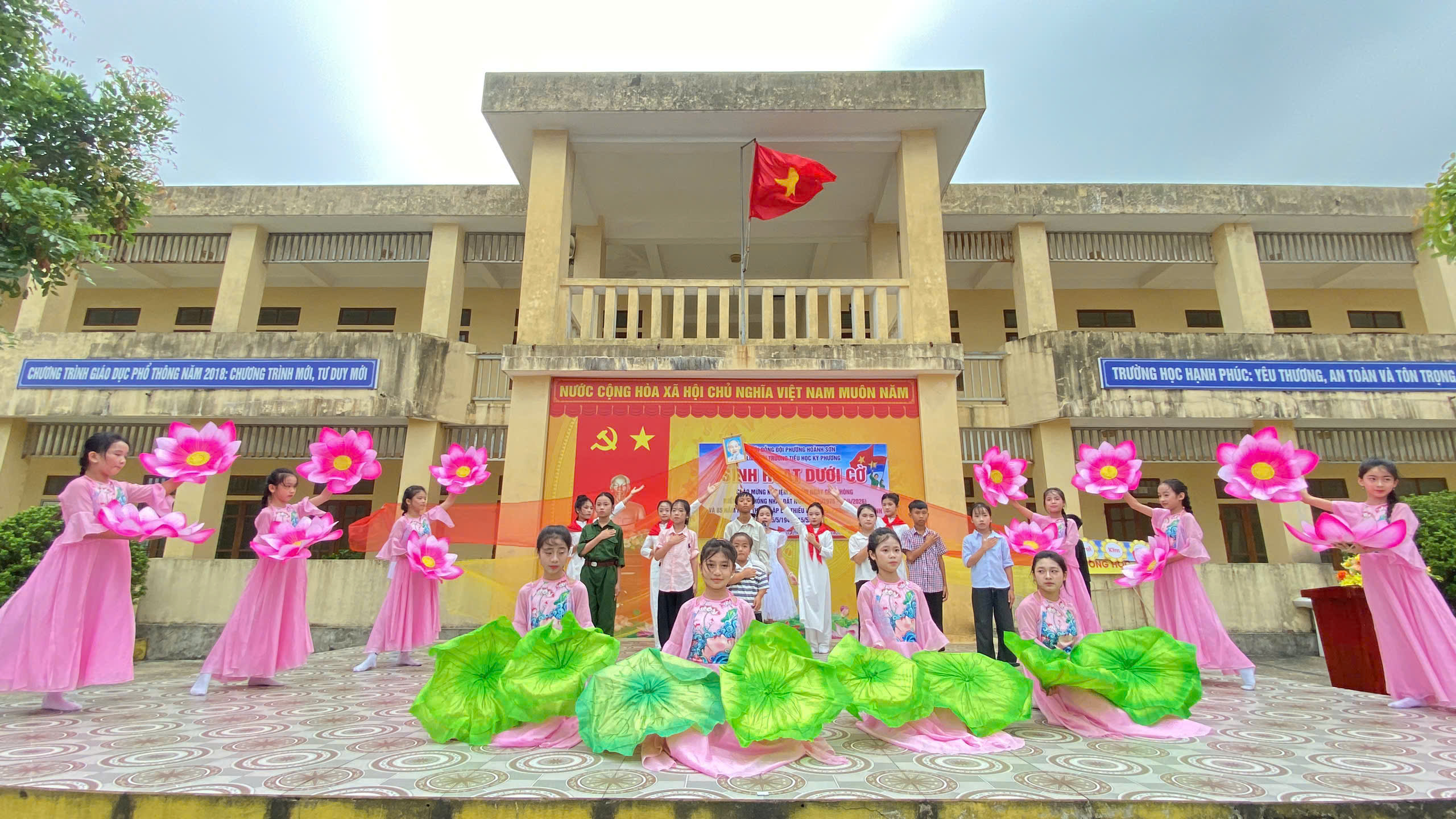 Liên đội trường Tiểu học Kỳ Phương sôi nổi tổ chức Sinh hoạt dưới cờ nhân kỷ niệm 54 năm Ngày giải phóng Miền Nam, thống nhất đất nước (30/4/1975 – 30/4/2026) và kỷ niệm 85 năm Ngày thành lập Đội Thiếu niên Tiền phong Hồ Chí Minh (15/5/1941 – 15/5/2026)