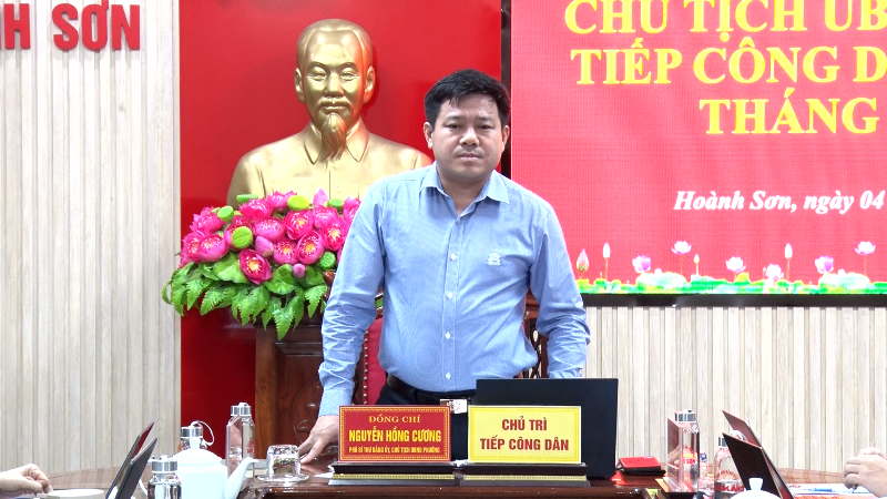 Đồng chí Nguyễn Hồng Cương, Chủ tịch UBND phường tổ chức tiếp công dân định kỳ giải quyết các kiến nghị của Nhân dân