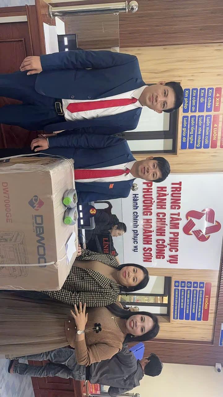 Các mạnh thường quân, doanh nhân trao tặng máy phát điện cho Trung tâm Phục vụ hành chính công phường Hoành Sơn