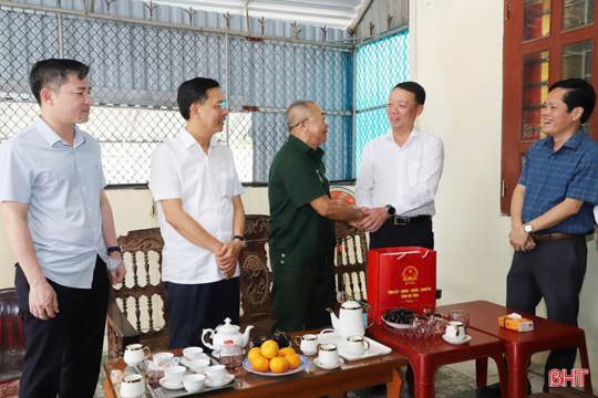 Đồng chí Phan Thiên Định – Phó Bí thư Tỉnh ủy, Chủ tịch UBND tỉnh Hà Tĩnh thăm, tặng quà thương binh Trần Đình Toán tại phường Hoành Sơn