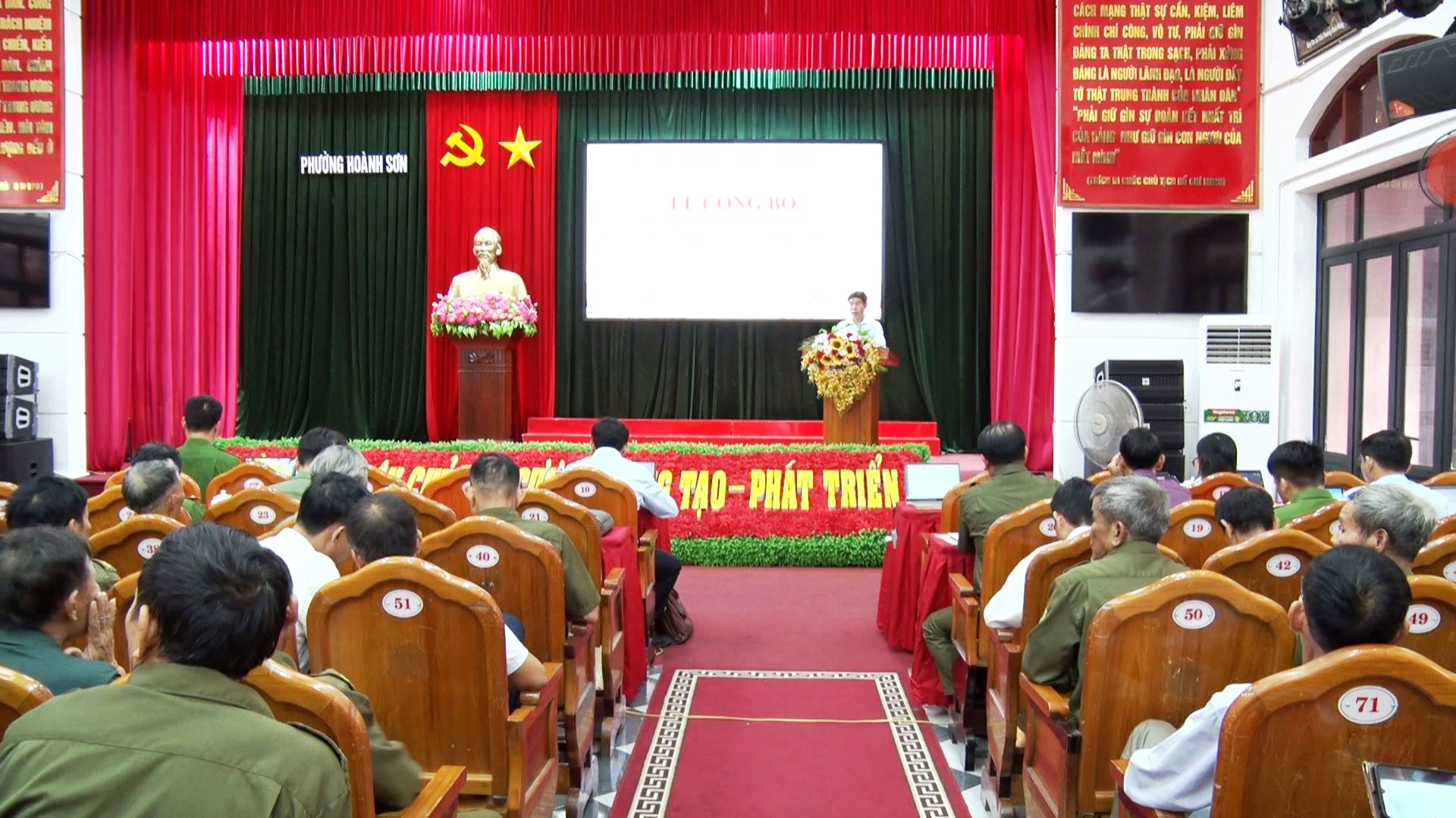 UBND phường Hoành Sơn tổ chức Lễ công bố Quyết định thành lập, ra mắt Đội dân phòng và giao ban lực lượng tham gia bảo vệ an ninh, trật tự ở cơ sở.