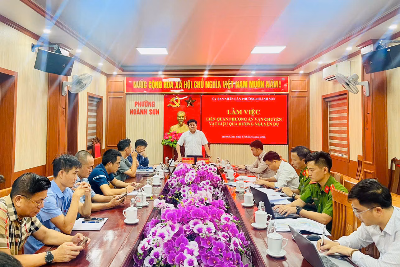 UBND phường Hoành Sơn làm việc với doanh nghiệp, siết chặt quản lý hoạt động vận chuyển vật liệu, bảo đảm an toàn giao thông và môi trường