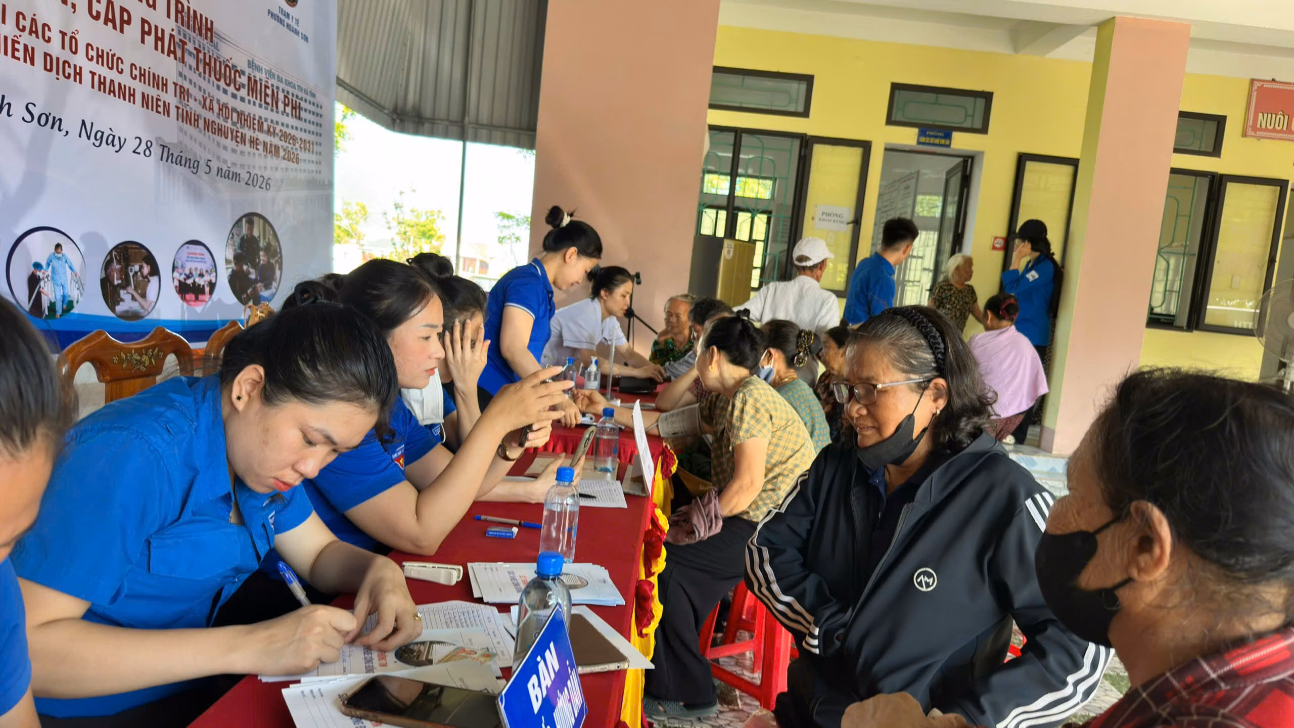 Phường Hoành Sơn phối hợp bệnh viện Đa khoa TTH Hà Tĩnh tổ chức khám, tư vấn và cấp phát thuốc miễn phí 