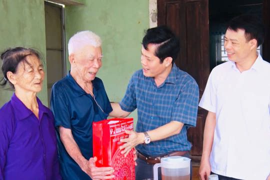 Lãnh đạo phường Hoành Sơn thăm hỏi, trao quà tri ân người có công nhân kỷ niệm 79 năm Ngày Thương binh - Liệt sĩ