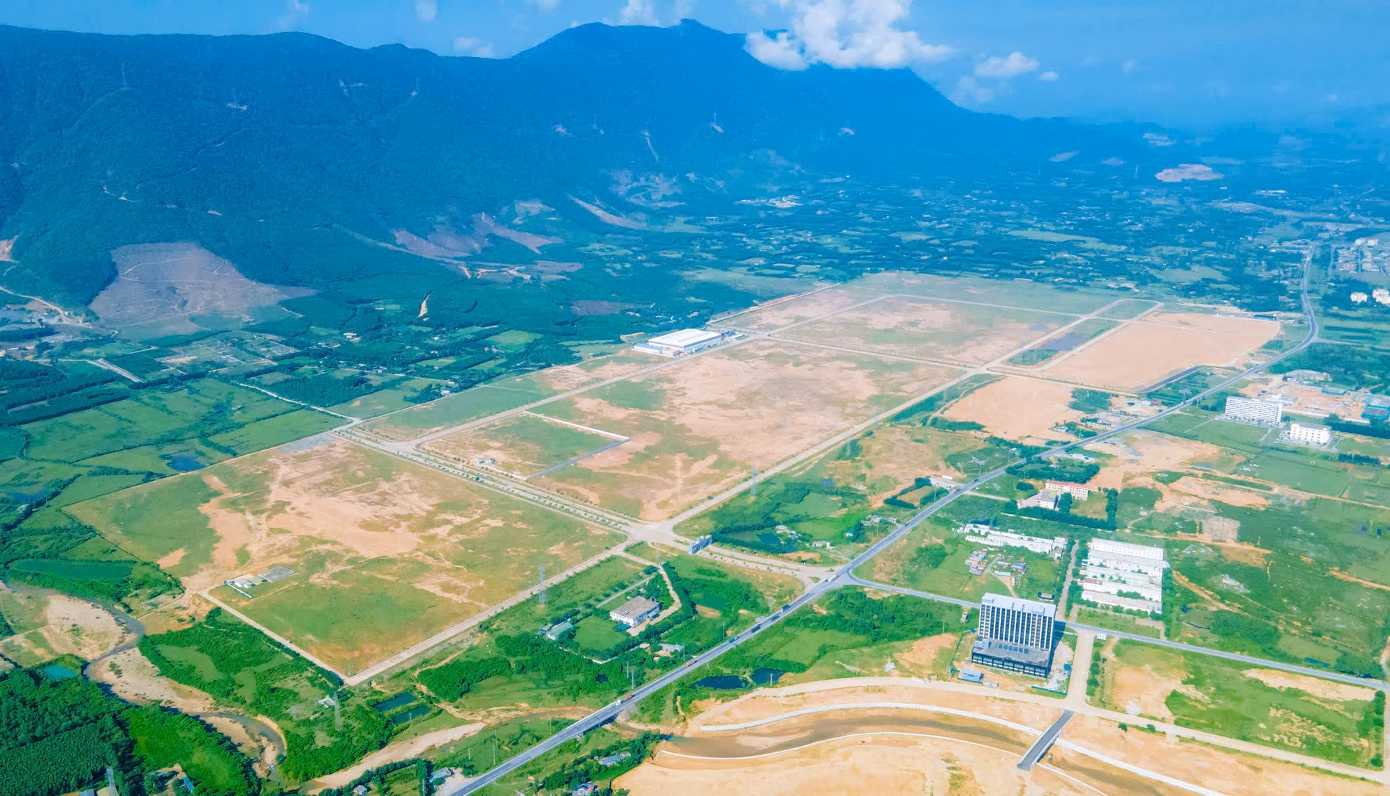 Chứng nhận đăng ký đầu tư dự án nhà máy tinh luyện công nghệ cao Hà Tĩnh 