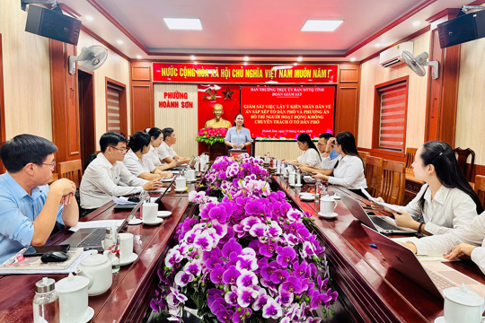 Đoàn giám sát Ban Thường trực Ủy ban MTTQ Việt Nam tỉnh giám sát việc lấy ý kiến Nhân dân về sắp xếp tổ dân phố tại phường Hoành Sơn
