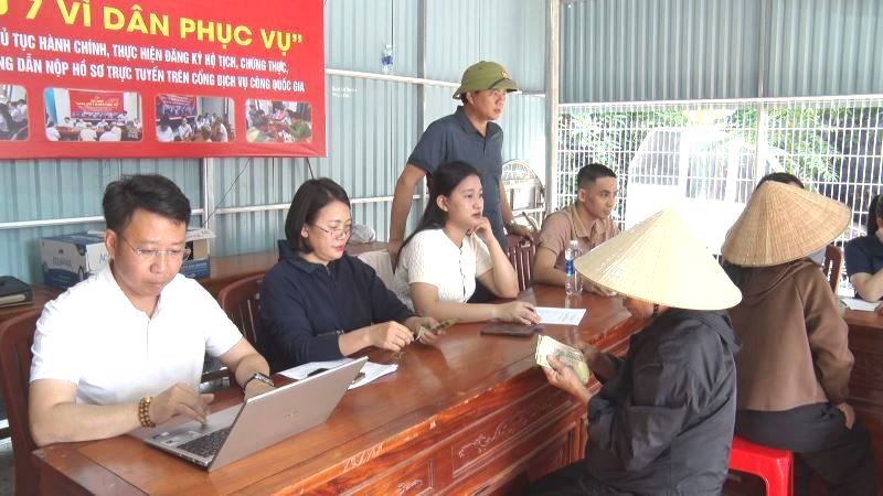 UBND phường Hoành Sơn tổ chức chi trả tiền hỗ trợ đợt 2 cho các hộ gia đình, cá nhân tại khu vực thôn Đông Yên, xã Kỳ Lợi cũ, nay thuộc phường Hoành Sơn, bị ảnh hưởng bởi Dự án Bến cảng Sơn Dương.