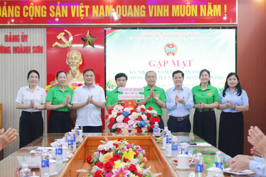 Lãnh đạo phường Hoành Sơn chúc mừng Hội Nông dân nhân kỷ niệm 96 năm Ngày thành lập Hội Nông dân Việt Nam
