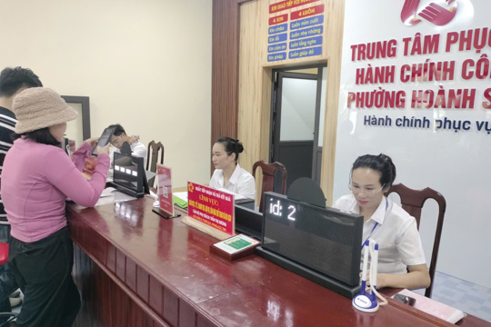 Hà Tĩnh bãi bỏ quy định tạm thời về chế độ hỗ trợ đối với cán bộ làm việc tại Trung tâm Hành chính công các cấp 