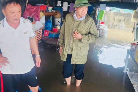 Đồng chí Chủ tịch UBND phường Hoành Sơn kiểm tra các khu vực ngập lụt trên điạ bàn 