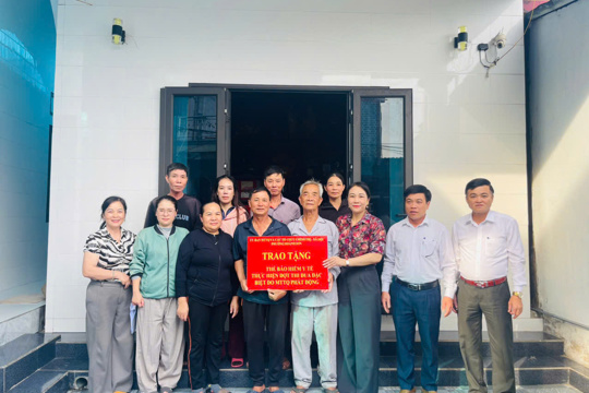 Ủy ban MTTQ và các tổ chức chính trị - xã hội phường Hoành Sơn trao tặng thẻ BHYT cho hộ dân khó khăn tại khu dân cư Đông Yên cũ 
