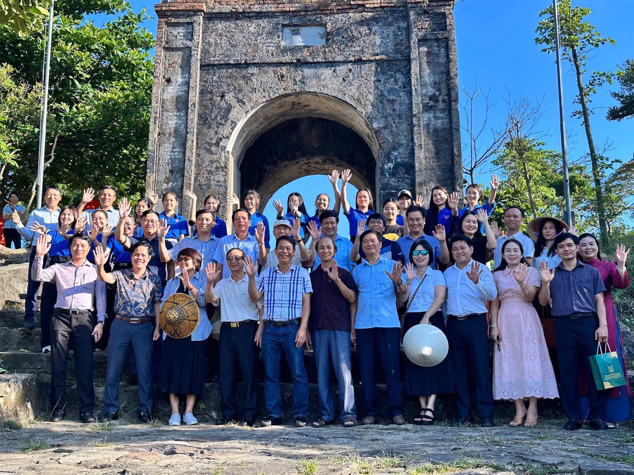 Đoàn đại biểu, Nhà khoa học tại các tỉnh Hà Tĩnh, Quảng Trị và Huế về thăm quan di tích Hoành Sơn Quan - Đèo Ngang