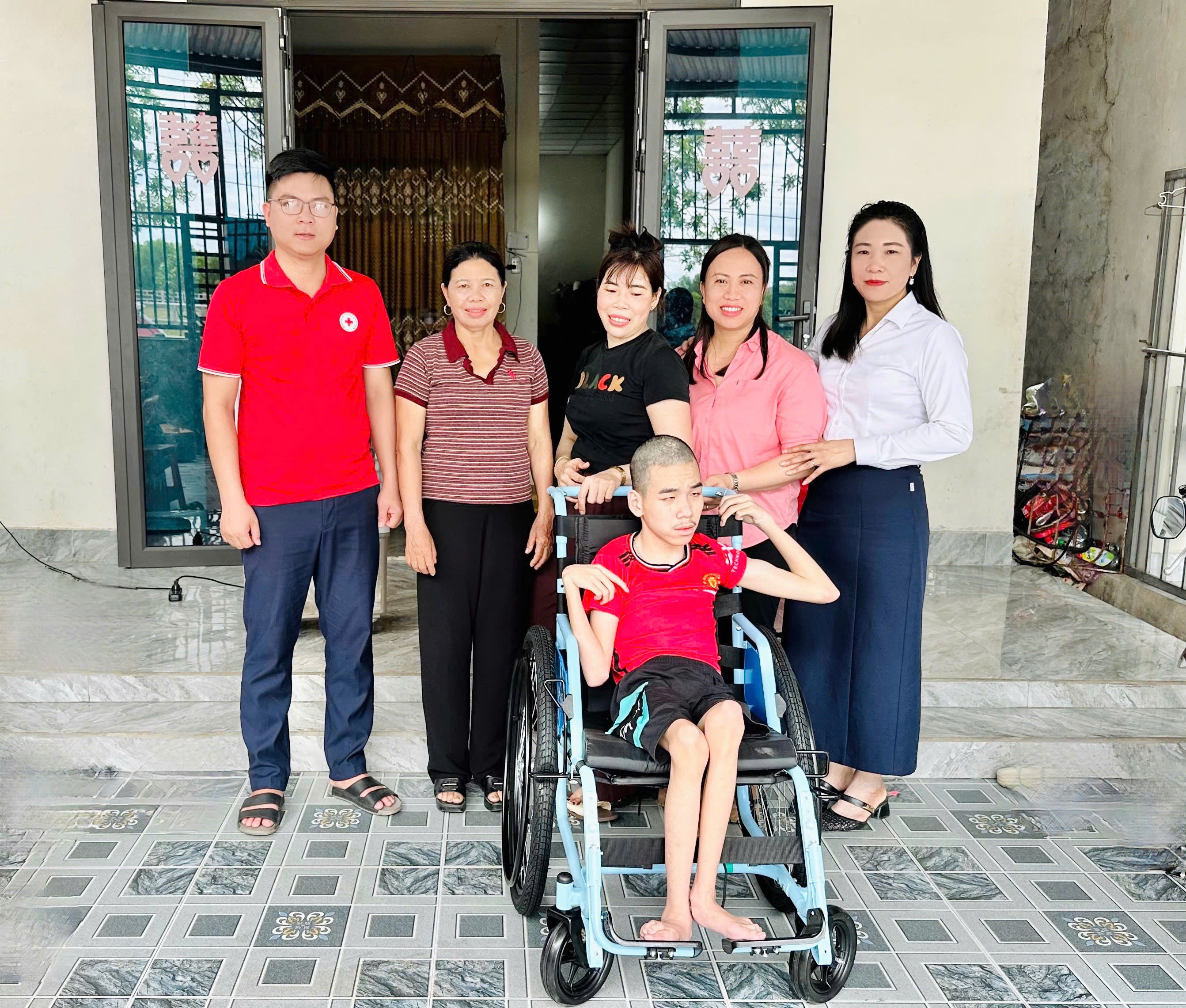 Trao tặng 04 xe lăn cho người khuyết tật trên địa bàn phường Hoành Sơn