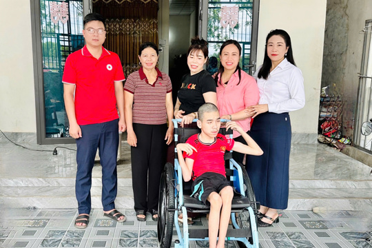Trao tặng 04 xe lăn cho người khuyết tật trên địa bàn phường Hoành Sơn