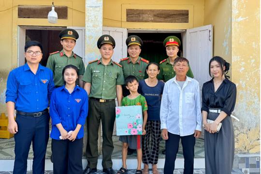 Chi đoàn Công an phường Hoành Sơn trao quà cho thiếu nhi có hoàn cảnh khó khăn nhân tháng hành động vì trẻ em năm 2026