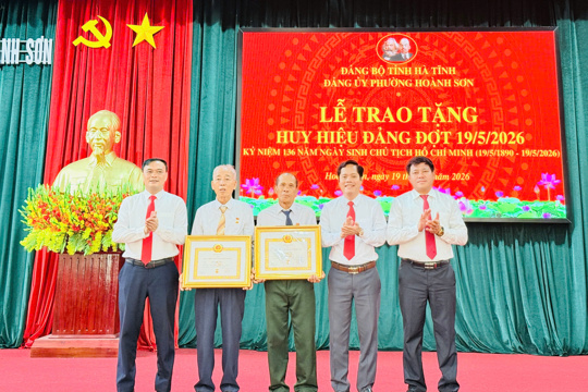 Lễ trao Huy hiệu Đảng đợt 19/5/2026, chào mừng Kỷ niệm 136 năm ngày sinh Chủ tịch Hồ Chí Minh (19/5/1890 - 19/5/2026)