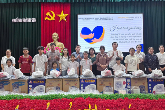 Hành trình yêu thương: Trao tặng 70 phần quà cho các em học sinh có hoàn cảnh khó khăn trên địa bàn phường