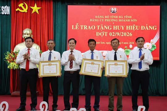 Đảng ủy phường Hoành Sơn trao tặng Huy hiệu Đảng đợt 02/9/2026 