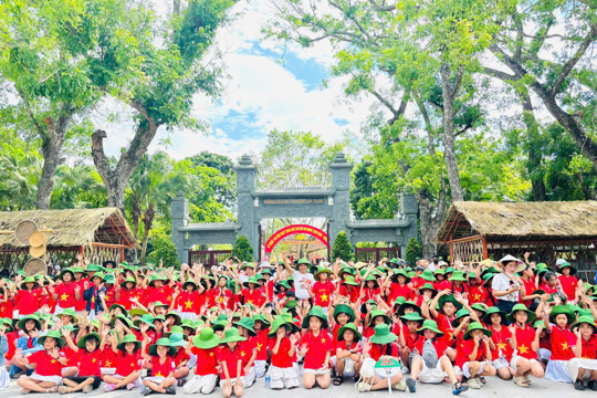 Trường Tiểu học Kỳ Liên (phường Hoành Sơn) tổ chức hoạt động trải nghiệm giáo dục truyền thống nhân kỷ niệm 136 năm Ngày sinh Chủ tịch Hồ Chí Minh